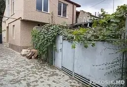 Apartament cu 3 camere „la sol” în Centru (Chișinău)