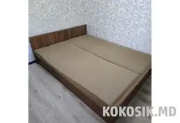 Двуспальная кровать с матрасом.