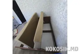 Двуспальная кровать с матрасом.