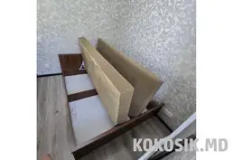 Двуспальная кровать с матрасом.