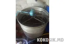 Рамки Дадана з вощиною та медогонка