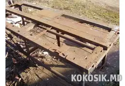Металлический ящик, стол и подставка