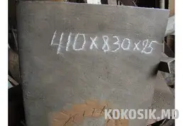 Металлический ящик, стол и подставка