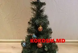 Искусственная елочка с игрушками