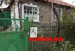 Продаётся полдома с участком и гаражом в районе Чеканы, Молдова